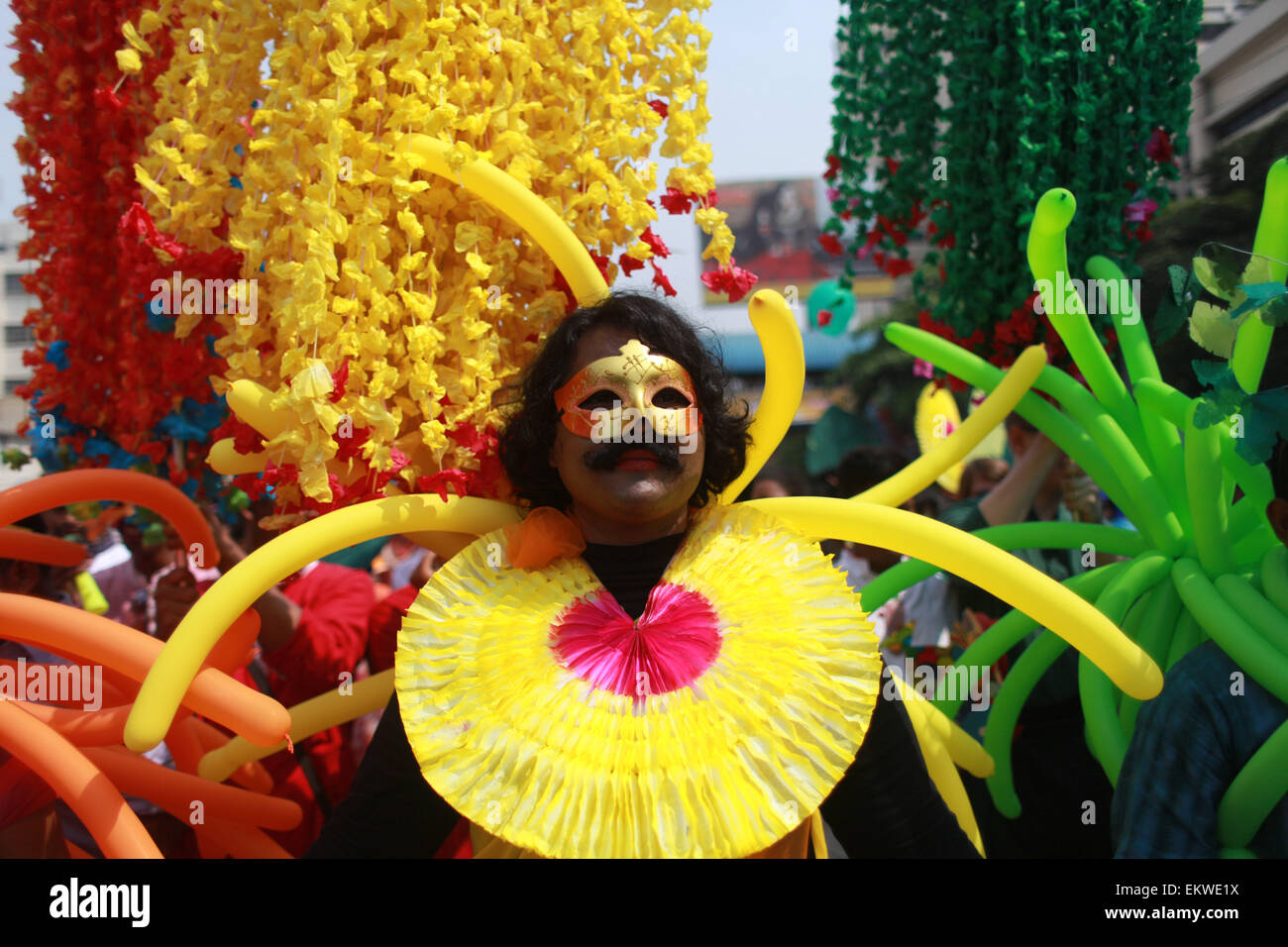 Dacca in Bangladesh. Xiv Apr, 2015. Terzo generi realizzato un rally per celebrare il bengali Anno Nuovo 1422 a Dhaka.popoli del Bangladesh un colorato marzo per dare il benvenuto in Bengali Nuovo anno 1422. Versando l'anno precedente glooms nell'oblio, la gente da tutti i sentieri della vita ha iniziato a dare il benvenuto al Bangla anno 1422 appena il sole sorge all'orizzonte. Credito: ZUMA Press, Inc./Alamy Live News Foto Stock