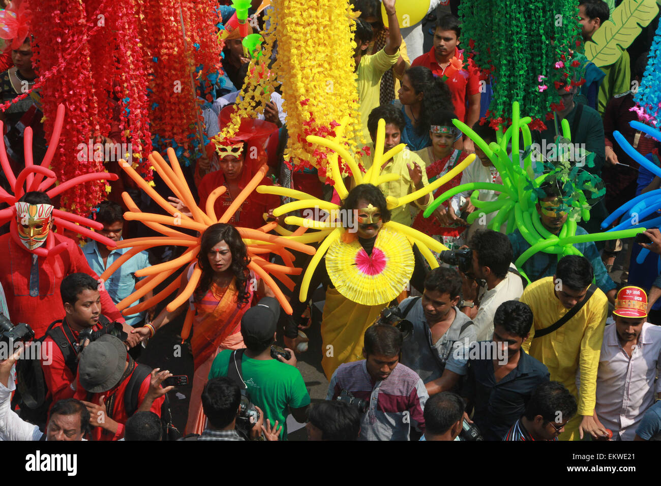 Dacca in Bangladesh. Xiv Apr, 2015. Terzo generi realizzato un rally per celebrare il bengali Anno Nuovo 1422 a Dhaka.popoli del Bangladesh un colorato marzo per dare il benvenuto in Bengali Nuovo anno 1422. Versando l'anno precedente glooms nell'oblio, la gente da tutti i sentieri della vita ha iniziato a dare il benvenuto al Bangla anno 1422 appena il sole sorge all'orizzonte. Credito: ZUMA Press, Inc./Alamy Live News Foto Stock