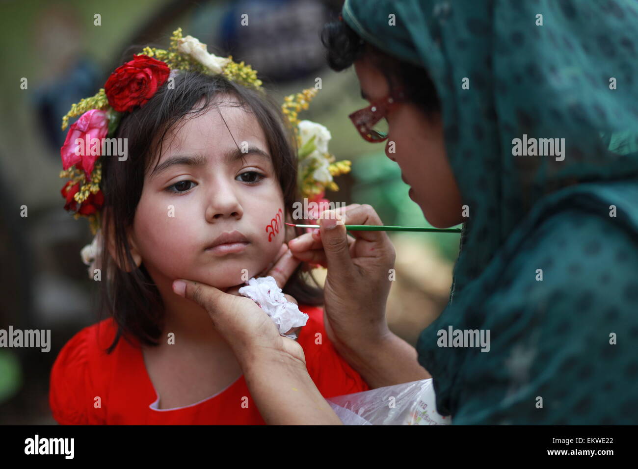 Dacca in Bangladesh. Xiv Apr, 2015. Una ragazza la preparazione di se stessa con il colore su strada per celebrare Bengoli Nuovo Anno 1422.i popoli del Bangladesh un colorato marzo per dare il benvenuto in Bengali Nuovo anno 1422. Versando l'anno precedente glooms nell'oblio, la gente da tutti i sentieri della vita ha iniziato a dare il benvenuto al Bangla anno 1422 appena il sole sorge all'orizzonte. Credito: ZUMA Press, Inc./Alamy Live News Foto Stock