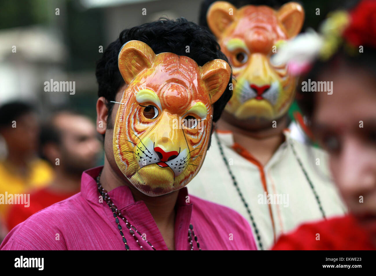 Dacca in Bangladesh. Xiv Apr, 2015. Persone indossano il muschio in occasione di Pohela Boishakh Bengoli un Anno Nuovo.i popoli del Bangladesh un colorato marzo per dare il benvenuto in Bengali Nuovo anno 1422. Versando l'anno precedente glooms nell'oblio, la gente da tutti i sentieri della vita ha iniziato a dare il benvenuto al Bangla anno 1422 appena il sole sorge all'orizzonte. Credito: ZUMA Press, Inc./Alamy Live News Foto Stock