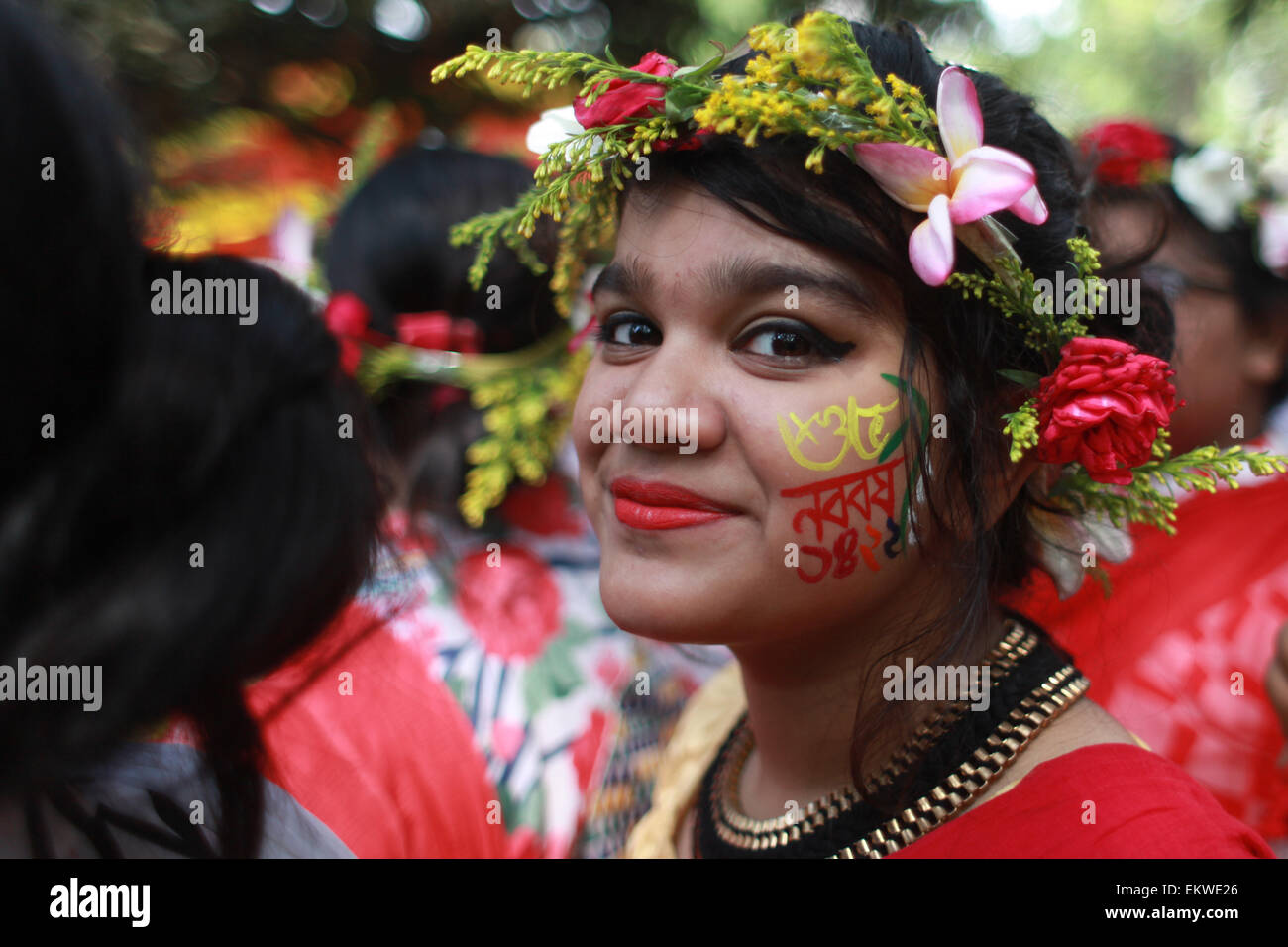 Dacca in Bangladesh. Xiv Apr, 2015. Una bambina decorata con sé fiore per celebrare Bengoli Nuovo Anno 1422.i popoli del Bangladesh un colorato marzo per dare il benvenuto in Bengali Nuovo anno 1422. Versando l'anno precedente glooms nell'oblio, la gente da tutti i sentieri della vita ha iniziato a dare il benvenuto al Bangla anno 1422 appena il sole sorge all'orizzonte. Credito: ZUMA Press, Inc./Alamy Live News Foto Stock