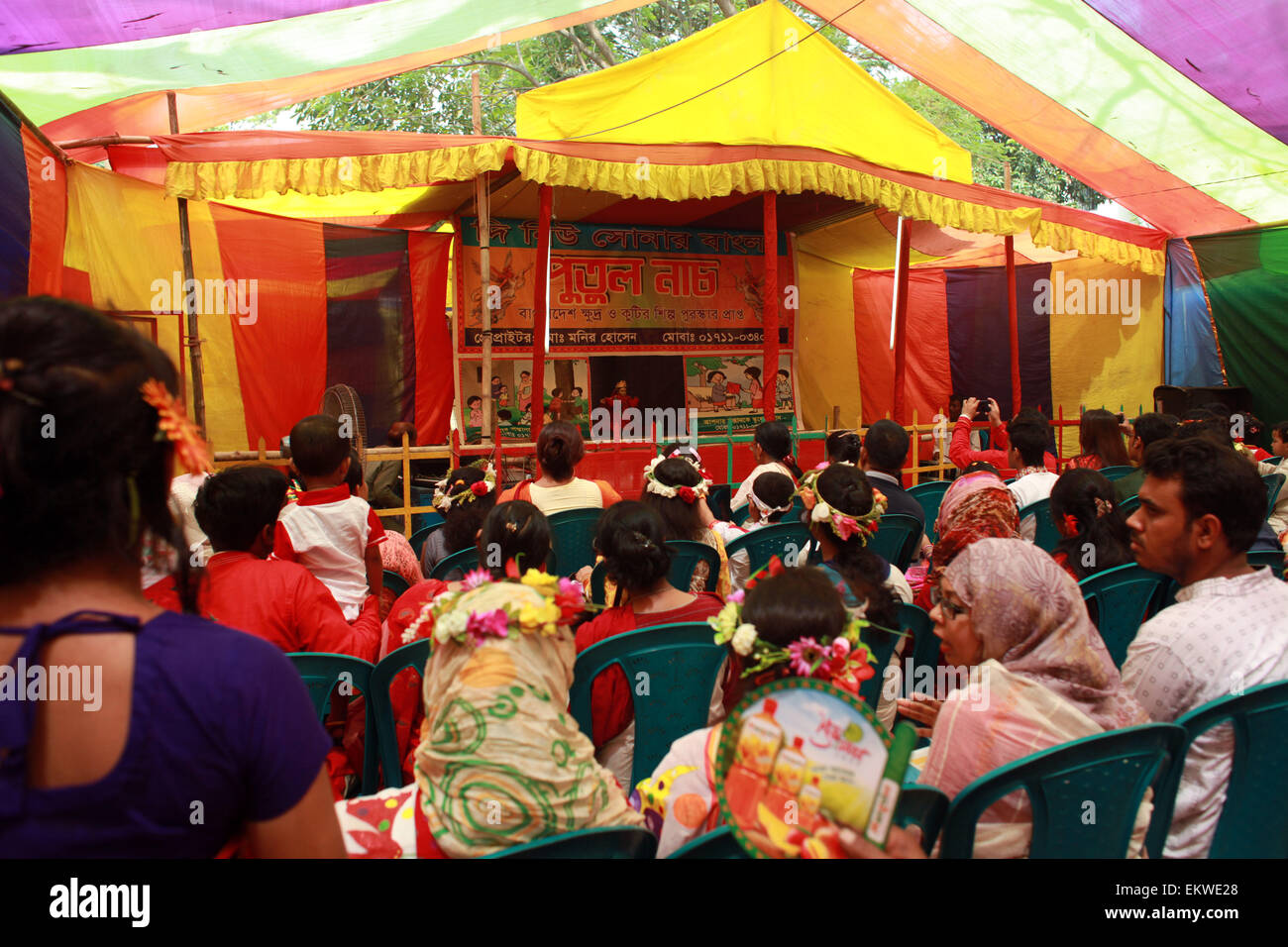Dacca in Bangladesh. Xiv Apr, 2015. Per coloro che godono di bambola giocare in fiera Boishakhi.popoli del Bangladesh un colorato marzo per dare il benvenuto in Bengali Nuovo anno 1422. Versando l'anno precedente glooms nell'oblio, la gente da tutti i sentieri della vita ha iniziato a dare il benvenuto al Bangla anno 1422 appena il sole sorge all'orizzonte. Vestito in abiti tradizionali, donne placcate in sari e uomini punjabi, hanno affollato i luoghi di programmi culturali e fiere di fortuna che celebrano Bangla cultura, intrattenimento, arte e cibo e featured musica dal vivo e spettacoli nella capitale e in altre parti del paese. © Z Foto Stock