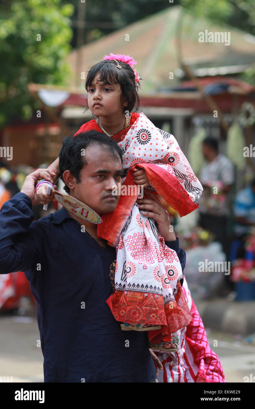 Dacca in Bangladesh. Xiv Apr, 2015. I popoli del Bangladesh un colorato marzo per dare il benvenuto in Bengali Nuovo anno 1422. Versando l'anno precedente glooms nell'oblio, la gente da tutti i sentieri della vita ha iniziato a dare il benvenuto al Bangla anno 1422 appena il sole sorge all'orizzonte. Vestito in abiti tradizionali, donne placcate in sari e uomini punjabi, hanno affollato i luoghi di programmi culturali e fiere di fortuna che celebrano Bangla cultura, intrattenimento, arte e cibo e featured musica dal vivo e spettacoli nella capitale e in altre parti del paese. Credito: ZUMA Press, Inc./Alamy Live News Foto Stock