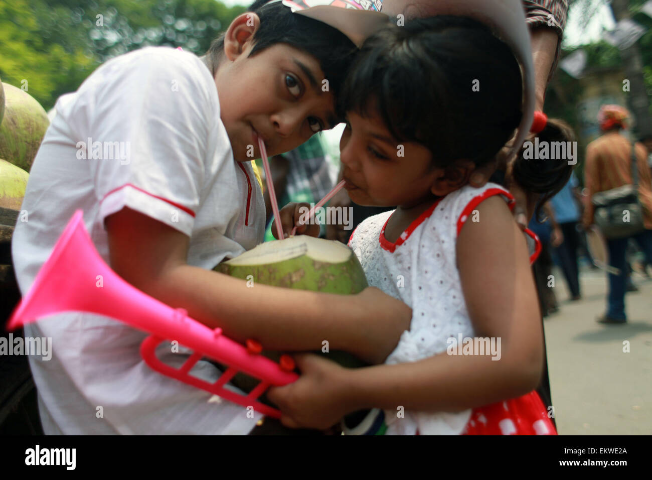 Dacca in Bangladesh. Xiv Apr, 2015. Due bambini (fratello e sorella) bere noce di cocco in fiera Boishakhi a Dhaka.popoli del Bangladesh un colorato marzo per dare il benvenuto in Bengali Nuovo anno 1422. Versando l'anno precedente glooms nell'oblio, la gente da tutti i sentieri della vita ha iniziato a dare il benvenuto al Bangla anno 1422 appena il sole sorge all'orizzonte. Credito: ZUMA Press, Inc./Alamy Live News Foto Stock