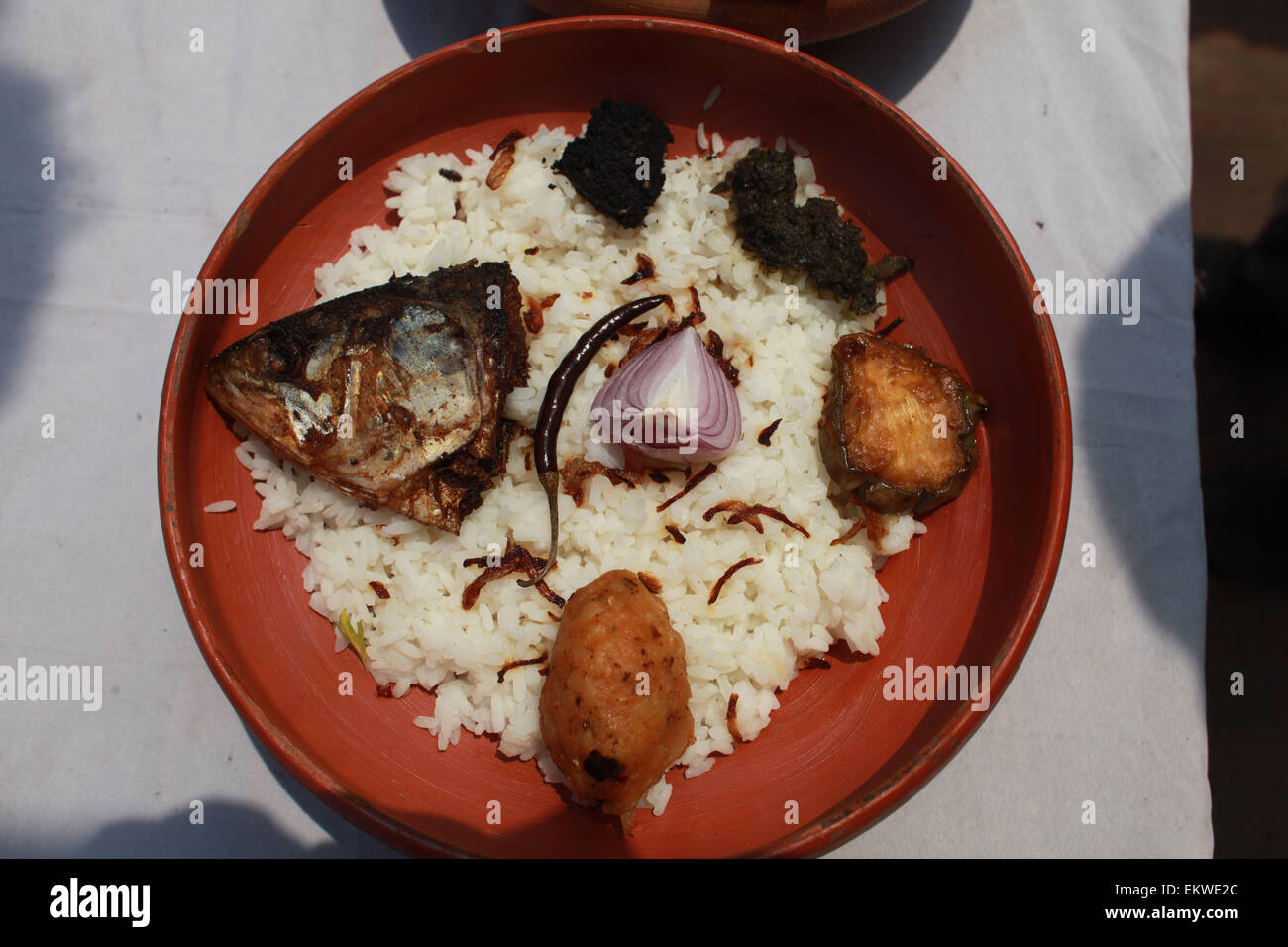 Dacca in Bangladesh. Xiv Apr, 2015. I popoli del Bangladesh un colorato marzo per dare il benvenuto in Bengali Nuovo anno 1422. Versando l'anno precedente glooms nell'oblio, la gente da tutti i sentieri della vita ha iniziato a dare il benvenuto al Bangla anno 1422 appena il sole sorge all'orizzonte. Vestito in abiti tradizionali, donne placcate in sari e uomini punjabi, hanno affollato i luoghi di programmi culturali e fiere di fortuna che celebrano Bangla cultura, intrattenimento, arte e cibo e featured musica dal vivo e spettacoli nella capitale e in altre parti del paese. Credito: ZUMA Press, Inc./Alamy Live News Foto Stock