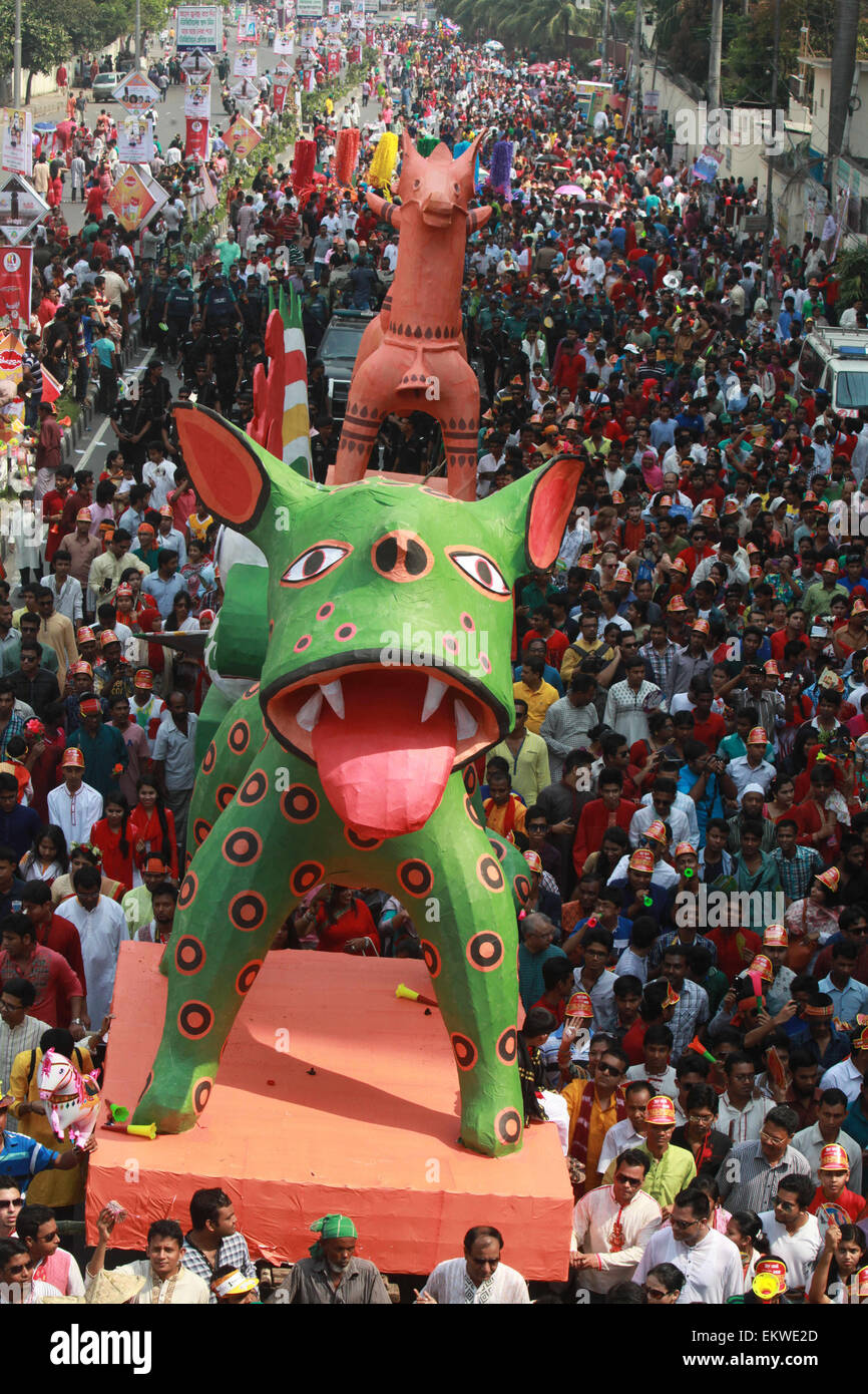 Dacca in Bangladesh. Xiv Apr, 2015. I popoli del Bangladesh un colorato marzo per dare il benvenuto in Bengali Nuovo anno 1422. Versando l'anno precedente glooms nell'oblio, la gente da tutti i sentieri della vita ha iniziato a dare il benvenuto al Bangla anno 1422 appena il sole sorge all'orizzonte. Vestito in abiti tradizionali, donne placcate in sari e uomini punjabi, hanno affollato i luoghi di programmi culturali e fiere di fortuna che celebrano Bangla cultura, intrattenimento, arte e cibo e featured musica dal vivo e spettacoli nella capitale e in altre parti del paese. Credito: ZUMA Press, Inc./Alamy Live News Foto Stock