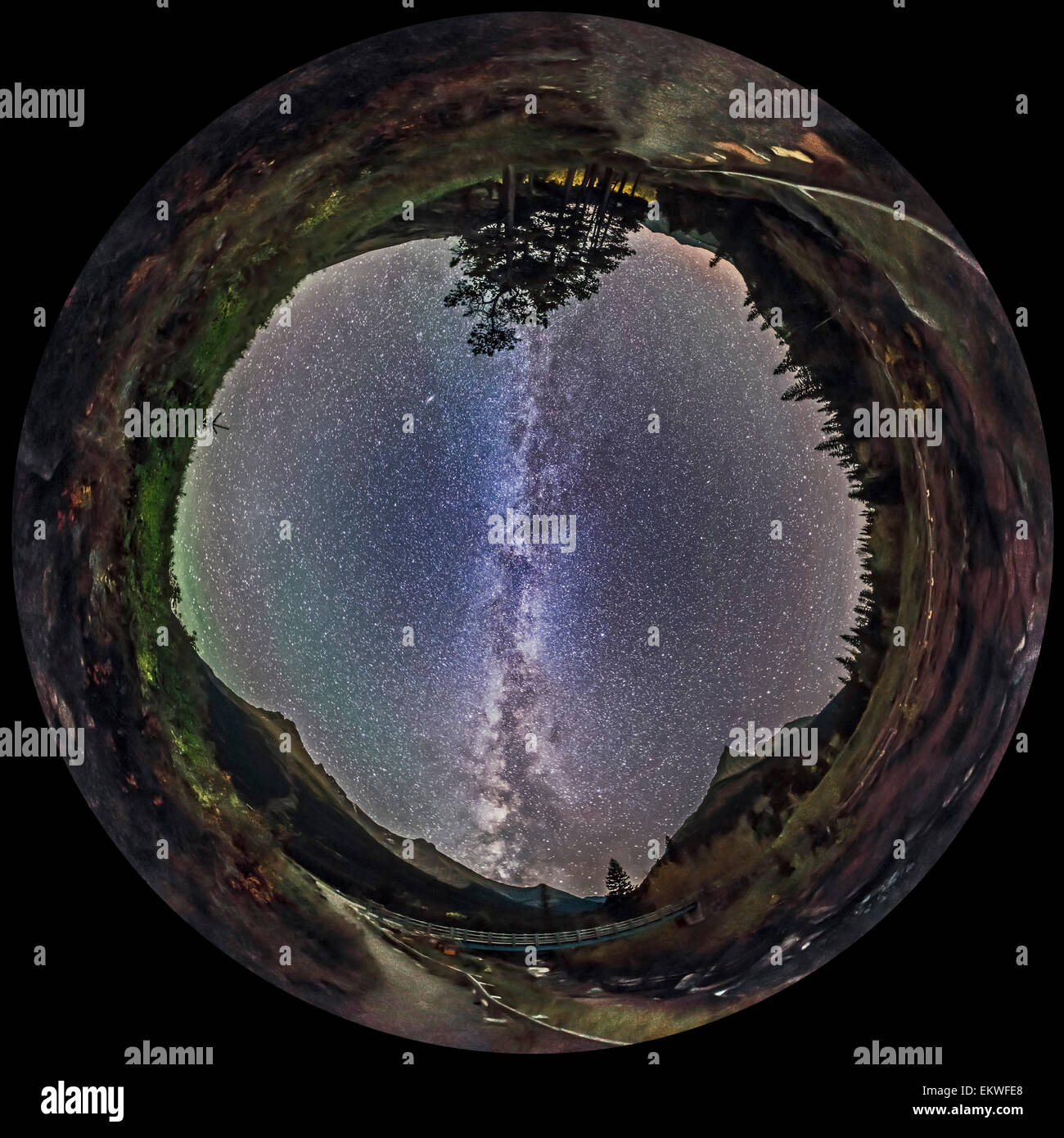 Settembre 21, 2014 - un panorama a 360 gradi della Via Lattea e il cielo notturno prese al Red Rock Canyon in Waterton Lakes National Pa Foto Stock