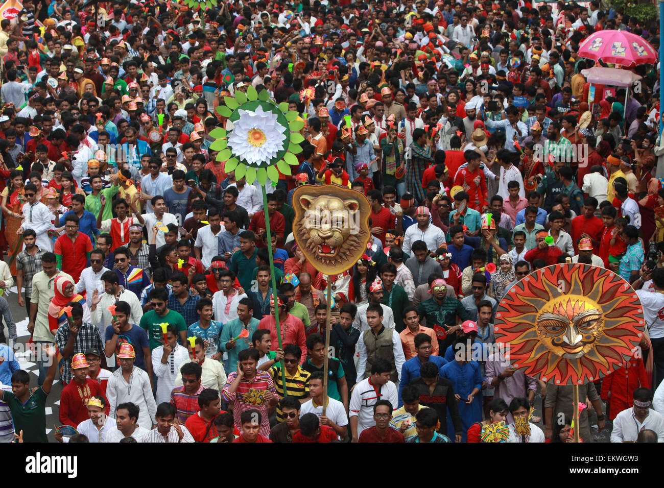 Dacca in Bangladesh. Xiv Apr, 2015. I popoli del Bangladesh un colorato marzo per dare il benvenuto in Bengali Nuovo anno 1422. Versando l'anno precedente glooms nell'oblio, la gente da tutti i sentieri della vita ha iniziato a dare il benvenuto al Bangla anno 1422 appena il sole sorge all'orizzonte. Vestito in abiti tradizionali, donne placcate in sari e uomini punjabi, hanno affollato i luoghi di programmi culturali e fiere di fortuna che celebrano Bangla cultura, intrattenimento, arte e cibo e featured musica dal vivo e spettacoli nella capitale e in altre parti del paese. Credito: ZUMA Press, Inc./Alamy Live News Foto Stock