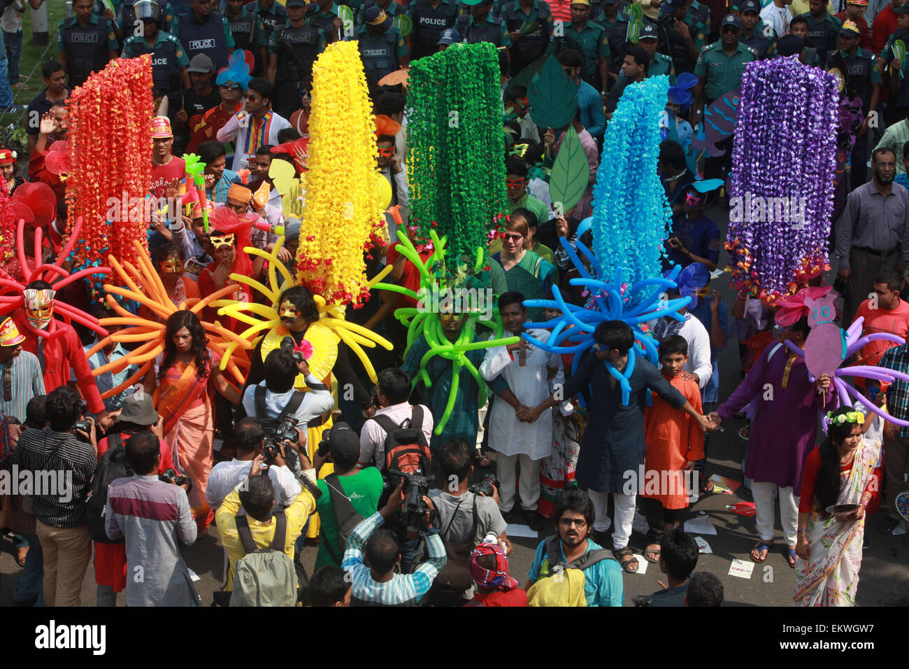 Dacca in Bangladesh. Xiv Apr, 2015. Terzo generi realizzato un rally per celebrare il bengali Anno Nuovo 1422 a Dhaka.popoli del Bangladesh un colorato marzo per dare il benvenuto in Bengali Nuovo anno 1422. Versando l'anno precedente glooms nell'oblio, la gente da tutti i sentieri della vita ha iniziato a dare il benvenuto al Bangla anno 1422 appena il sole sorge all'orizzonte. Credito: ZUMA Press, Inc./Alamy Live News Foto Stock