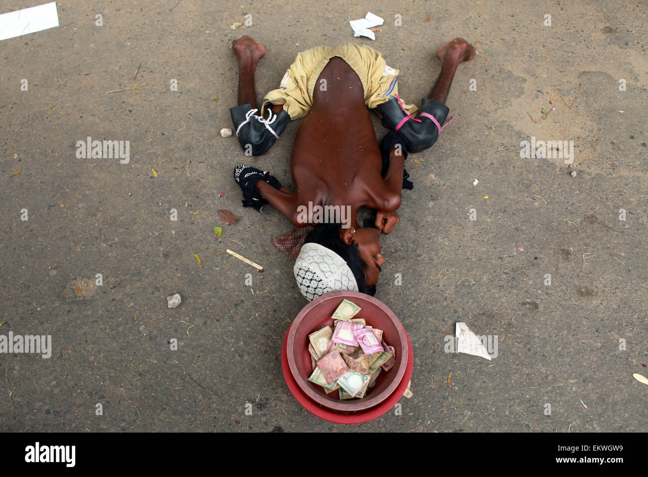 Dacca in Bangladesh. Xiv Apr, 2015. Un begger beging sulla strada vicino a Fiera boishakhi a Dhaka.popoli del Bangladesh un colorato marzo per dare il benvenuto in Bengali Nuovo anno 1422. Versando l'anno precedente glooms nell'oblio, la gente da tutti i sentieri della vita ha iniziato a dare il benvenuto al Bangla anno 1422 appena il sole sorge all'orizzonte. Credito: ZUMA Press, Inc./Alamy Live News Foto Stock