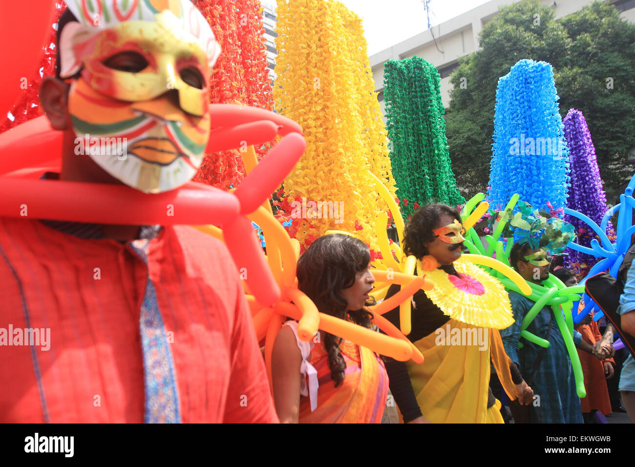 Dacca in Bangladesh. Xiv Apr, 2015. Terzo generi realizzato un rally per celebrare il bengali Anno Nuovo 1422 a Dhaka.popoli del Bangladesh un colorato marzo per dare il benvenuto in Bengali Nuovo anno 1422. Versando l'anno precedente glooms nell'oblio, la gente da tutti i sentieri della vita ha iniziato a dare il benvenuto al Bangla anno 1422 appena il sole sorge all'orizzonte. Credito: ZUMA Press, Inc./Alamy Live News Foto Stock