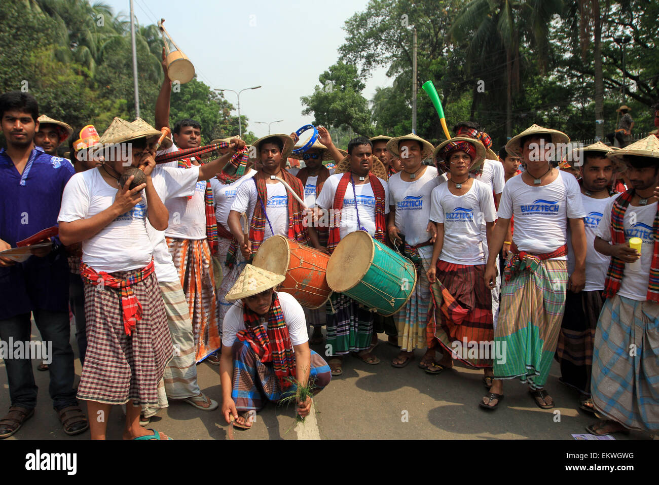 Dacca in Bangladesh. Xiv Apr, 2015. I popoli del Bangladesh un colorato marzo per dare il benvenuto in Bengali Nuovo anno 1422. Versando l'anno precedente glooms nell'oblio, la gente da tutti i sentieri della vita ha iniziato a dare il benvenuto al Bangla anno 1422 appena il sole sorge all'orizzonte. Vestito in abiti tradizionali, donne placcate in sari e uomini punjabi, hanno affollato i luoghi di programmi culturali e fiere di fortuna che celebrano Bangla cultura, intrattenimento, arte e cibo e featured musica dal vivo e spettacoli nella capitale e in altre parti del paese. Credito: ZUMA Press, Inc./Alamy Live News Foto Stock