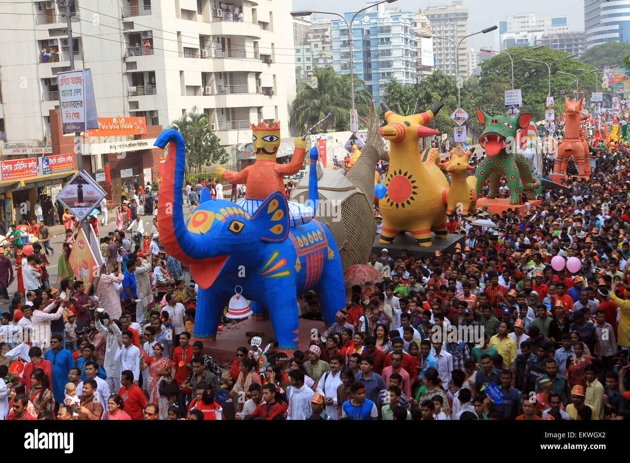 Dacca in Bangladesh. Xiv Apr, 2015. I popoli del Bangladesh un colorato marzo per dare il benvenuto in Bengali Nuovo anno 1422. Versando l'anno precedente glooms nell'oblio, la gente da tutti i sentieri della vita ha iniziato a dare il benvenuto al Bangla anno 1422 appena il sole sorge all'orizzonte. Vestito in abiti tradizionali, donne placcate in sari e uomini punjabi, hanno affollato i luoghi di programmi culturali e fiere di fortuna che celebrano Bangla cultura, intrattenimento, arte e cibo e featured musica dal vivo e spettacoli nella capitale e in altre parti del paese. Credito: ZUMA Press, Inc./Alamy Live News Foto Stock