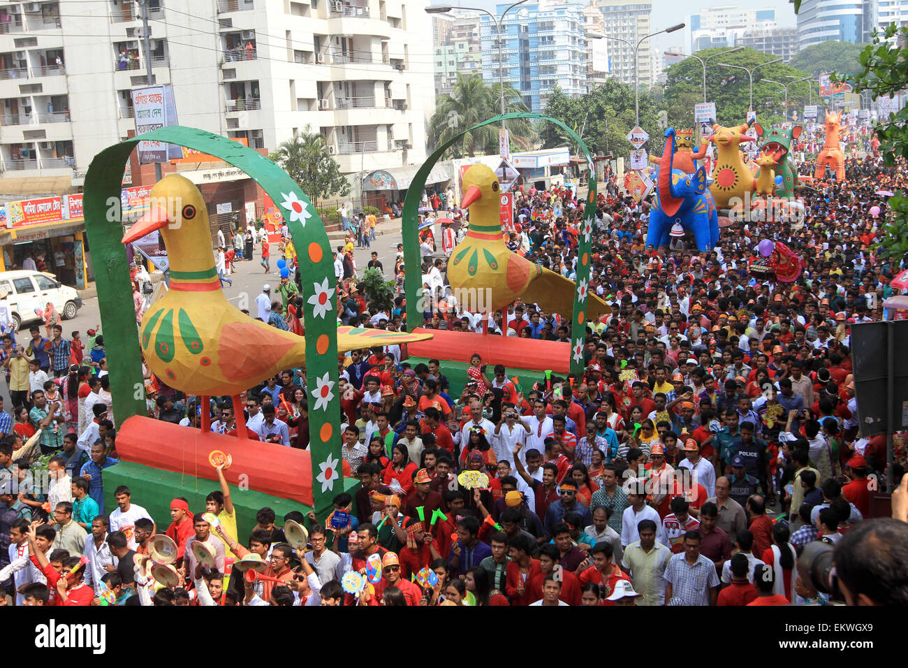 Dacca in Bangladesh. Xiv Apr, 2015. I popoli del Bangladesh un colorato marzo per dare il benvenuto in Bengali Nuovo anno 1422. Versando l'anno precedente glooms nell'oblio, la gente da tutti i sentieri della vita ha iniziato a dare il benvenuto al Bangla anno 1422 appena il sole sorge all'orizzonte. Vestito in abiti tradizionali, donne placcate in sari e uomini punjabi, hanno affollato i luoghi di programmi culturali e fiere di fortuna che celebrano Bangla cultura, intrattenimento, arte e cibo e featured musica dal vivo e spettacoli nella capitale e in altre parti del paese. Credito: ZUMA Press, Inc./Alamy Live News Foto Stock