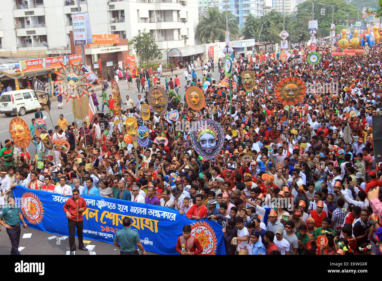 Dacca in Bangladesh. Xiv Apr, 2015. I popoli del Bangladesh un colorato marzo per dare il benvenuto in Bengali Nuovo anno 1422. Versando l'anno precedente glooms nell'oblio, la gente da tutti i sentieri della vita ha iniziato a dare il benvenuto al Bangla anno 1422 appena il sole sorge all'orizzonte. Vestito in abiti tradizionali, donne placcate in sari e uomini punjabi, hanno affollato i luoghi di programmi culturali e fiere di fortuna che celebrano Bangla cultura, intrattenimento, arte e cibo e featured musica dal vivo e spettacoli nella capitale e in altre parti del paese. Credito: ZUMA Press, Inc./Alamy Live News Foto Stock