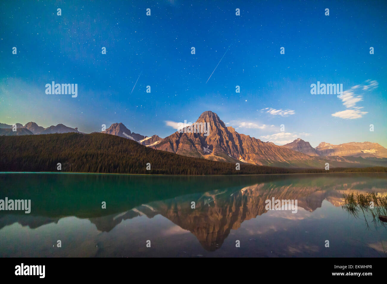 Agosto 11, 2014 - Due Perseid meteore su Mt. Chephren la notte prima del picco della Meteor doccia. Fotografato in due s Foto Stock