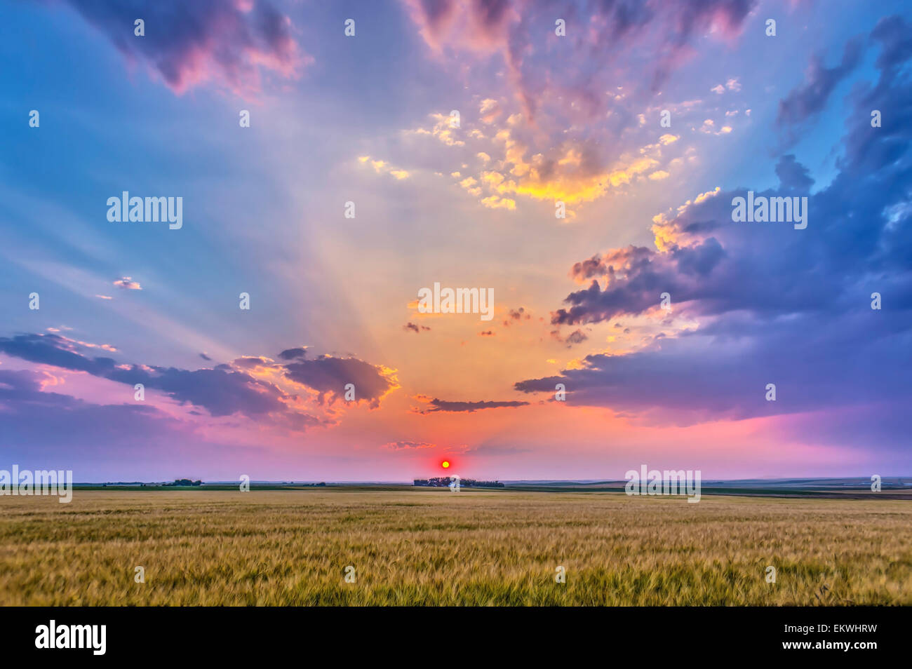 6 agosto 2014 - una gamma dinamica di alta qualità foto di un rosso tramonto di haze, gettando ombre attraverso il cielo, raggi crepuscolari e li Foto Stock