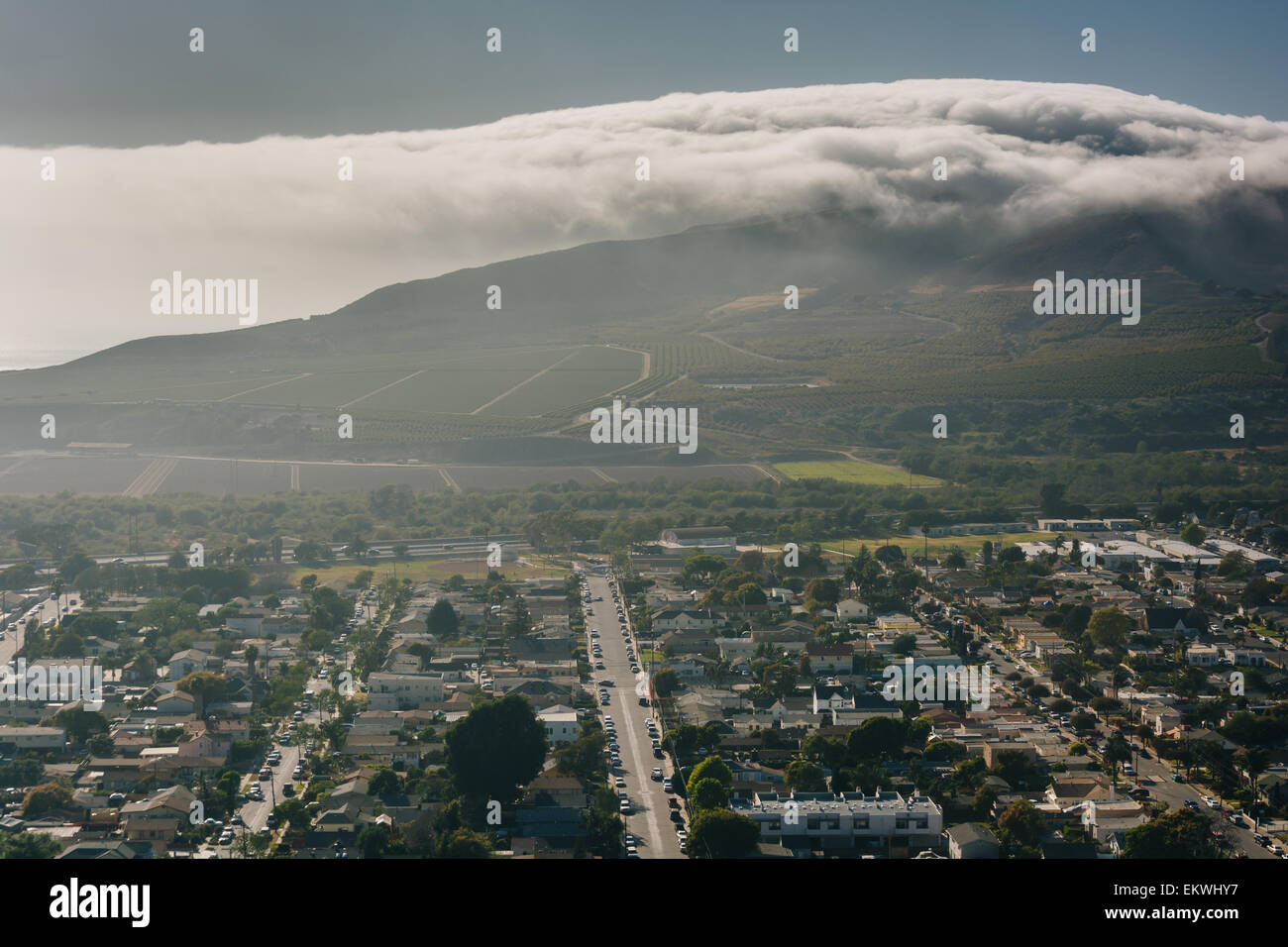 Vista di Ventura e montagne distanti da Grant Park, Ventura, California. Foto Stock