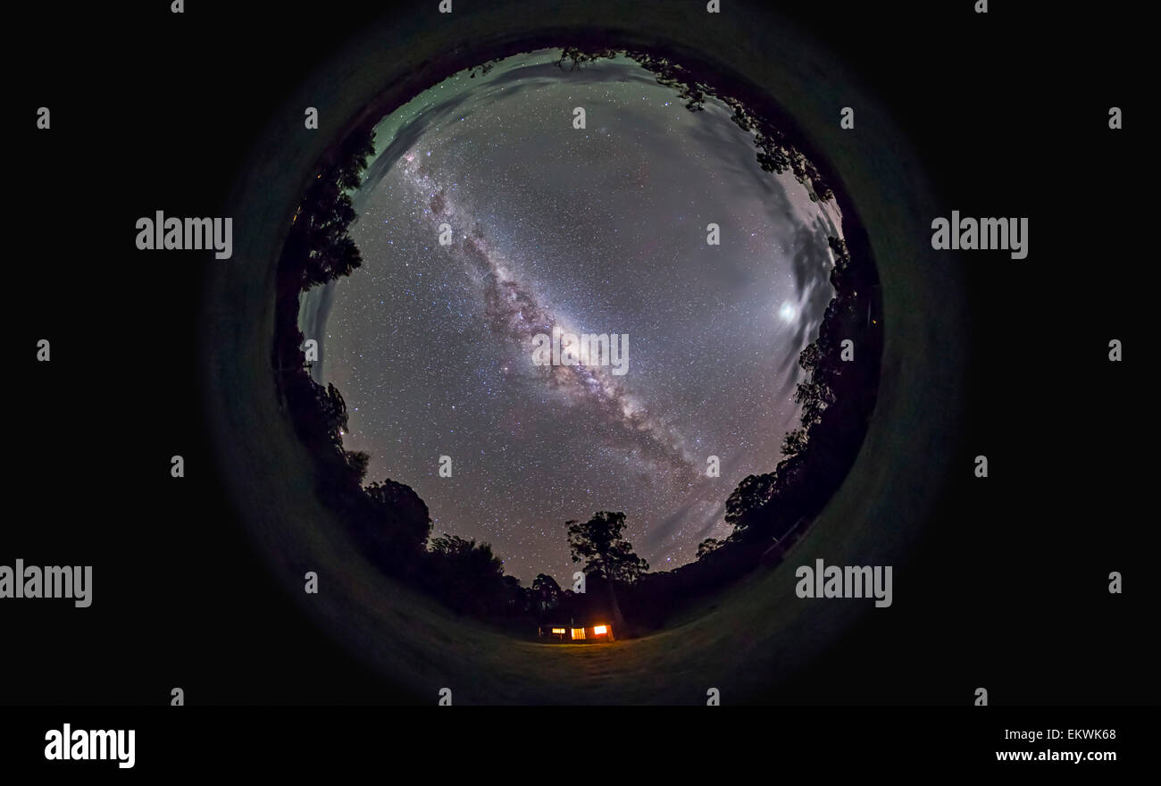 Aprile 11, 2014 - un fish-eye panorama del cielo del sud di notte in Australia, che mostra la Via Lattea tutto il modo attraverso il cielo wi Foto Stock
