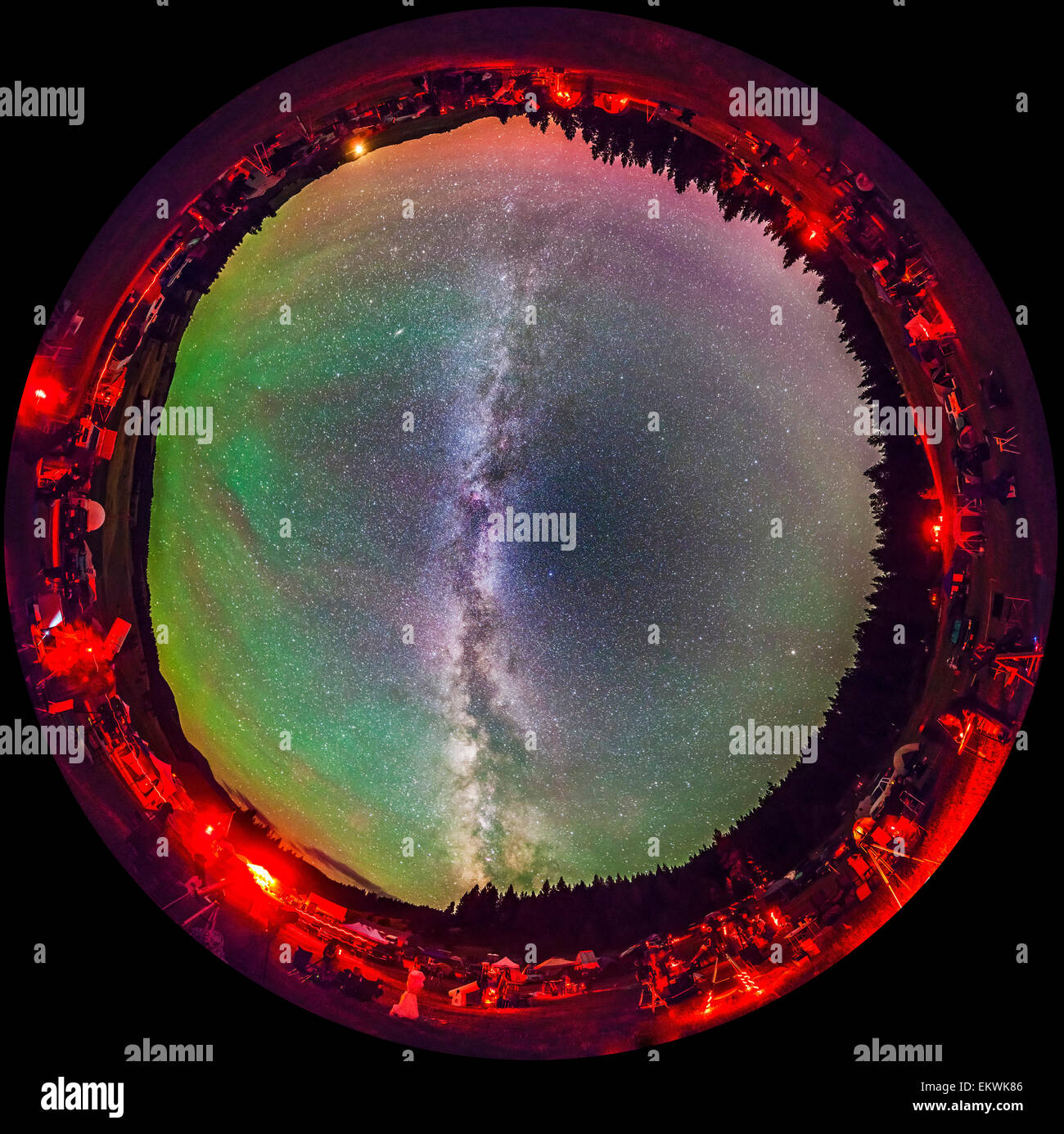Luglio 25, 2014 - un panorama a 360 gradi della Table Mountain Star Party tenutosi presso l'Eden Valley Guest Ranch nel nord Washingto Foto Stock