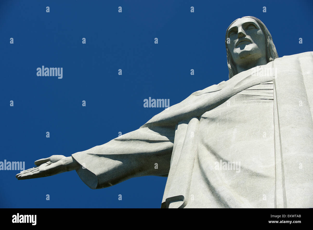 RIO DE JANEIRO, Brasile - 05 Marzo 2015: Close-up della statua del Cristo Redentore al Corcovado contro il blu intenso del cielo. Foto Stock