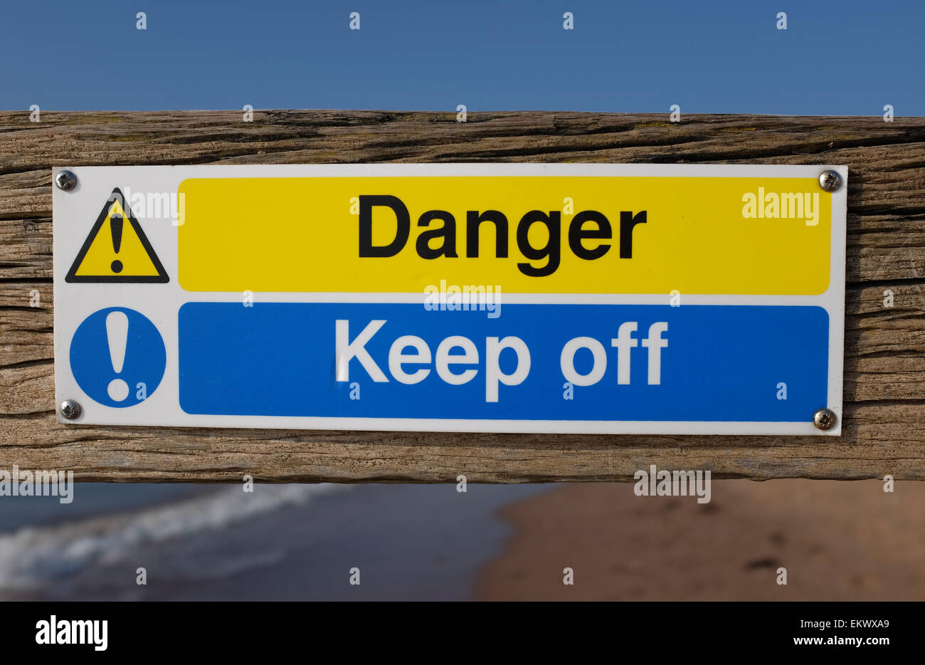 Pericolo tenere spento segno su un groyn in una spiaggia a Dawlish Warren Devon England Regno Unito Foto Stock