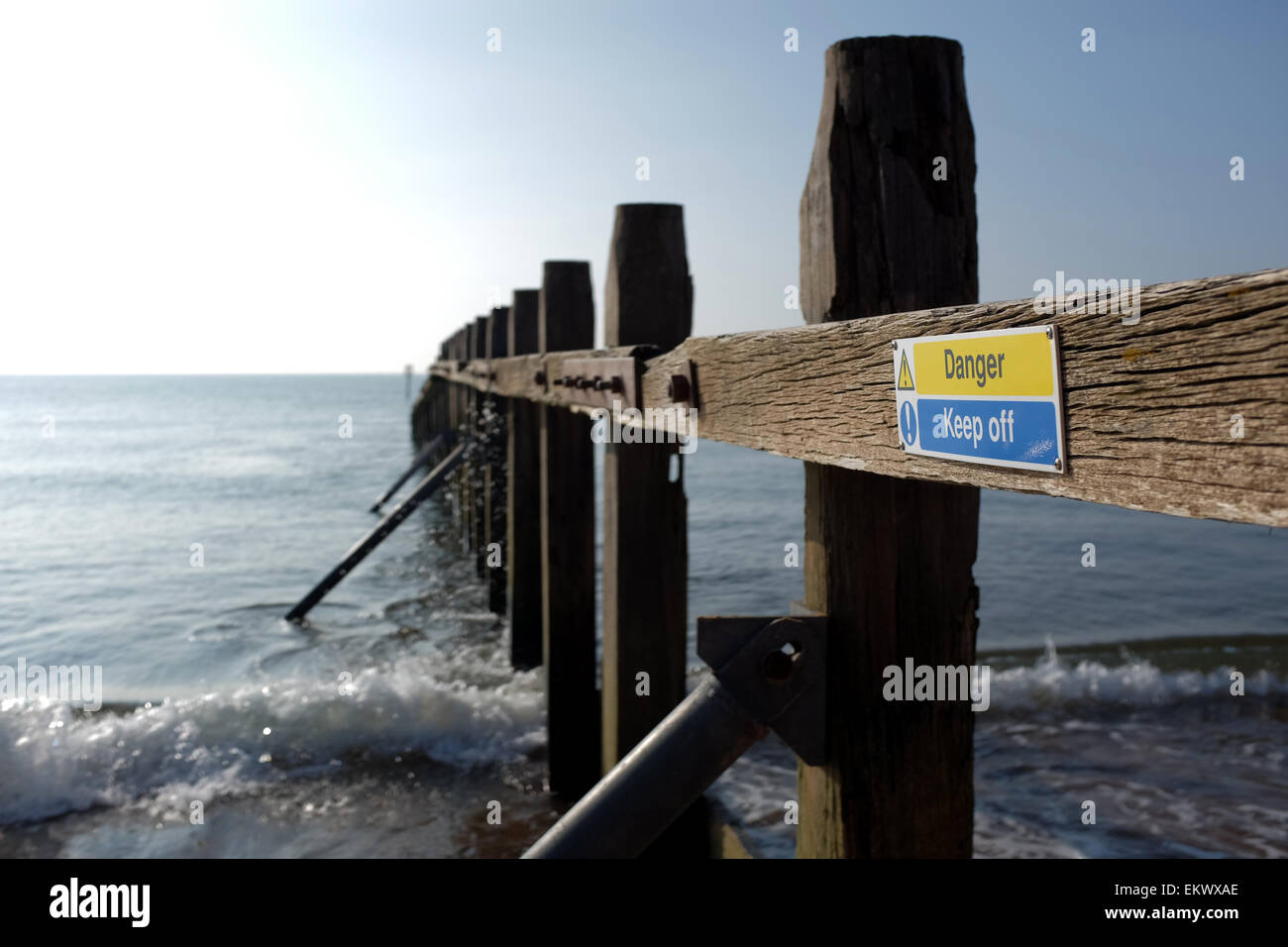Pericolo tenere spento segno su un groyn in una spiaggia a Dawlish Warren Devon England Regno Unito Foto Stock