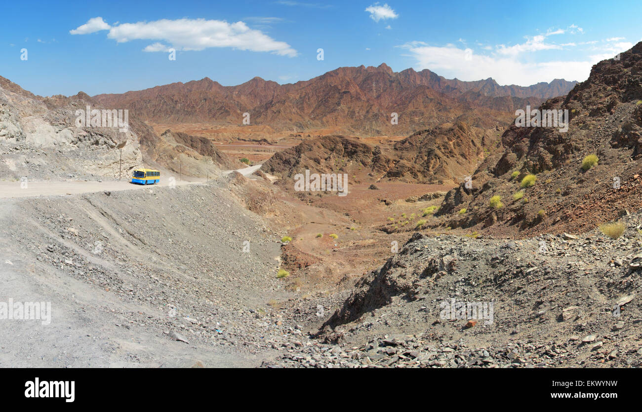 Unità di bus nel deserto di pietra Foto Stock