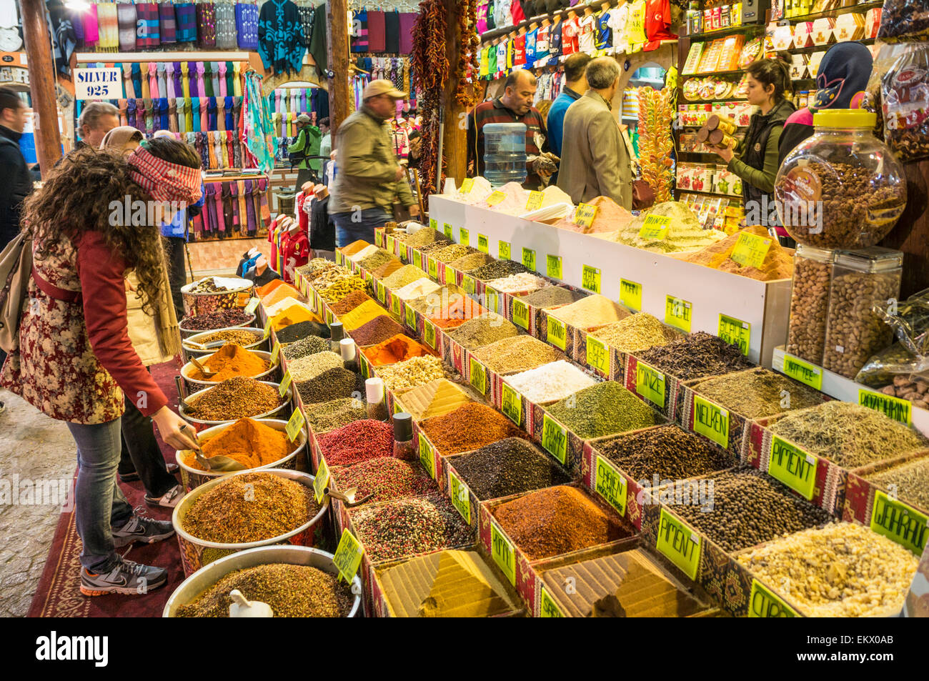 Shopping nel tradizionale mercato delle spezie o il Bazaar, Antalya città vecchia, Antalya, Regione Mediterranea, Turchia Foto Stock