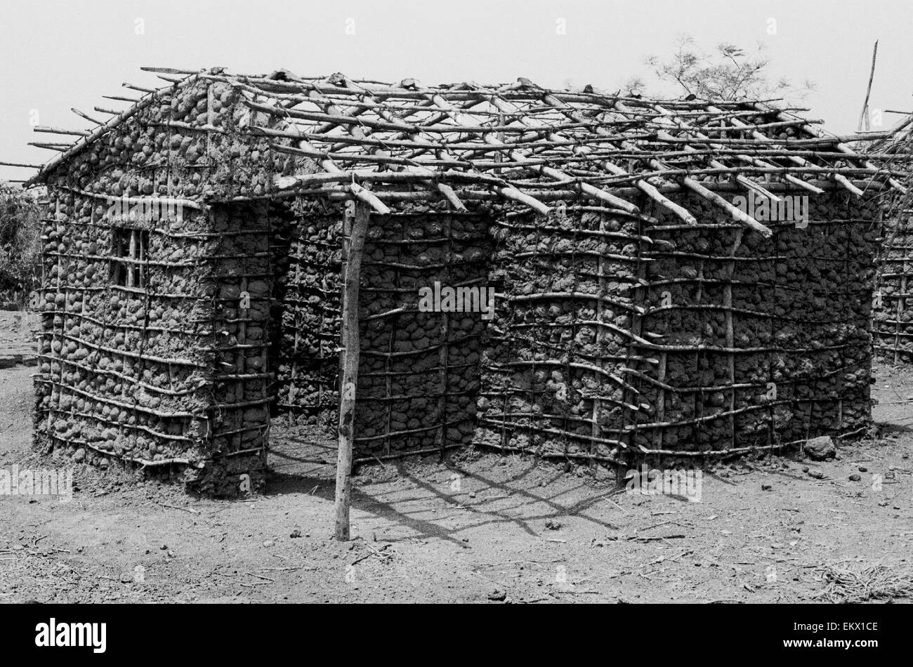 Tradizionale capanna di fango in costruzione a Kenema Sierra Leone 1993 Foto Stock