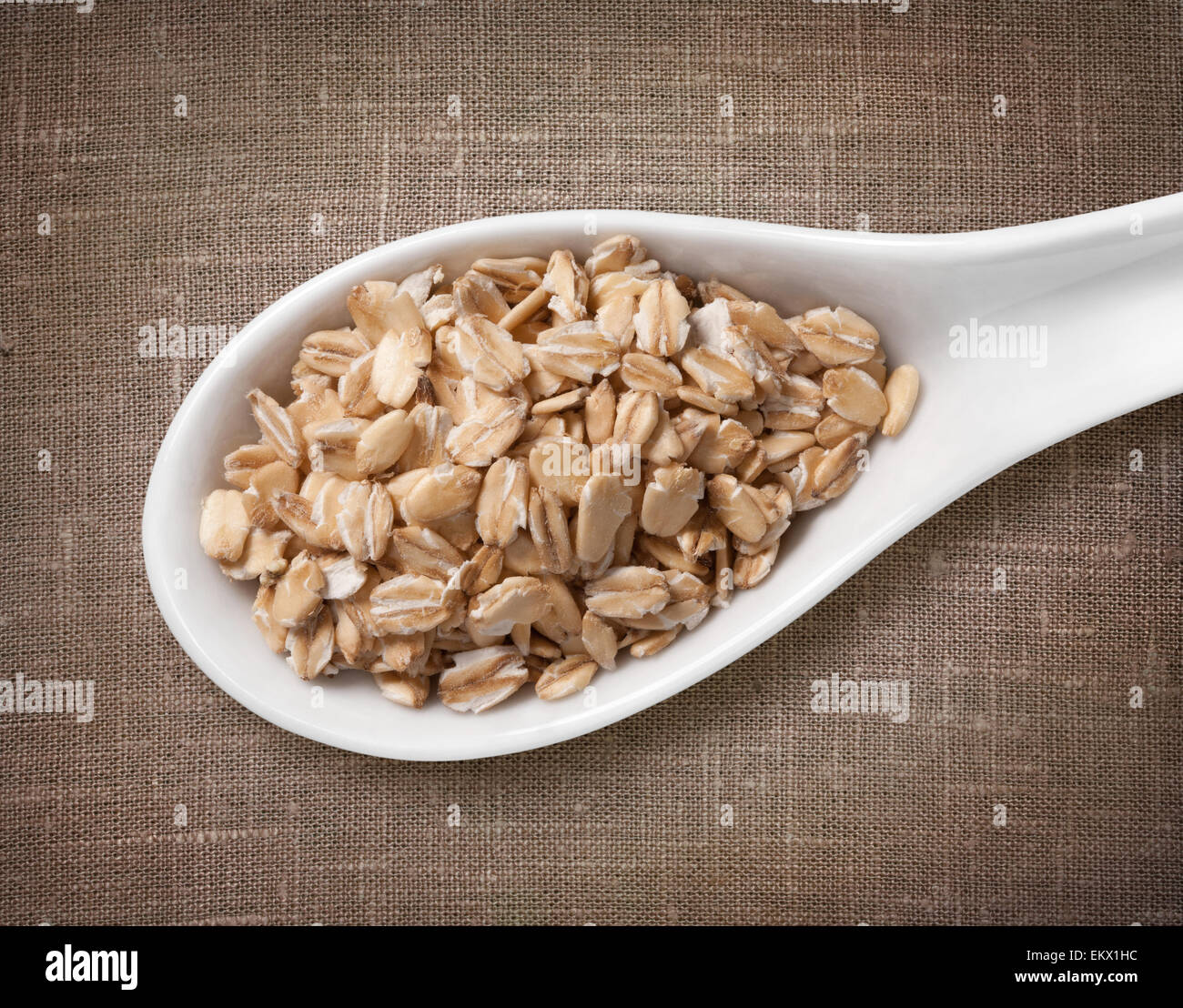 Fiocchi d'Avena Fiocchi in porcellana bianca cucchiaio Foto Stock