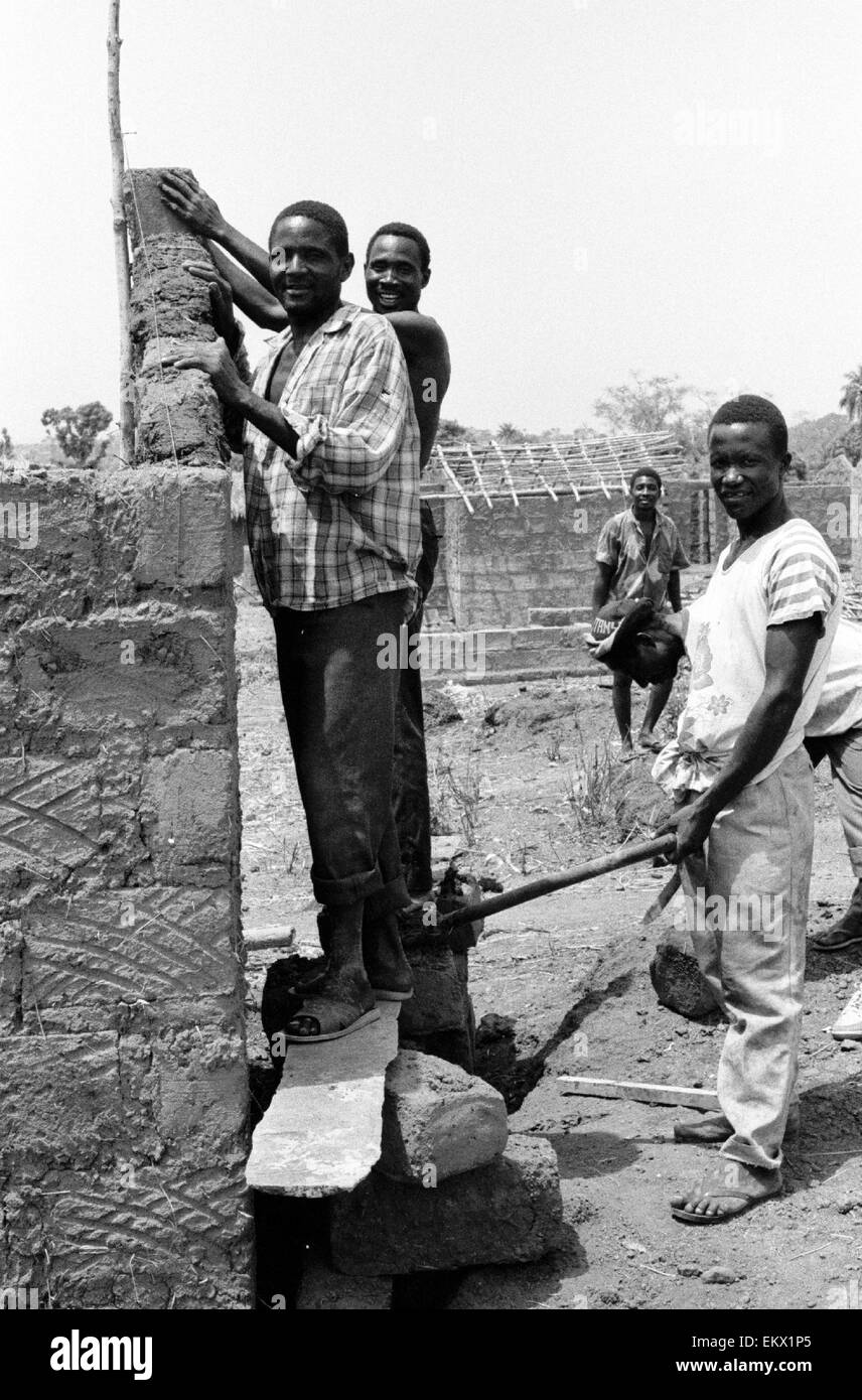 Gli abitanti di un villaggio di costruzione tradizionale casa di fango in Kenema Sierra Leone 1993 Foto Stock