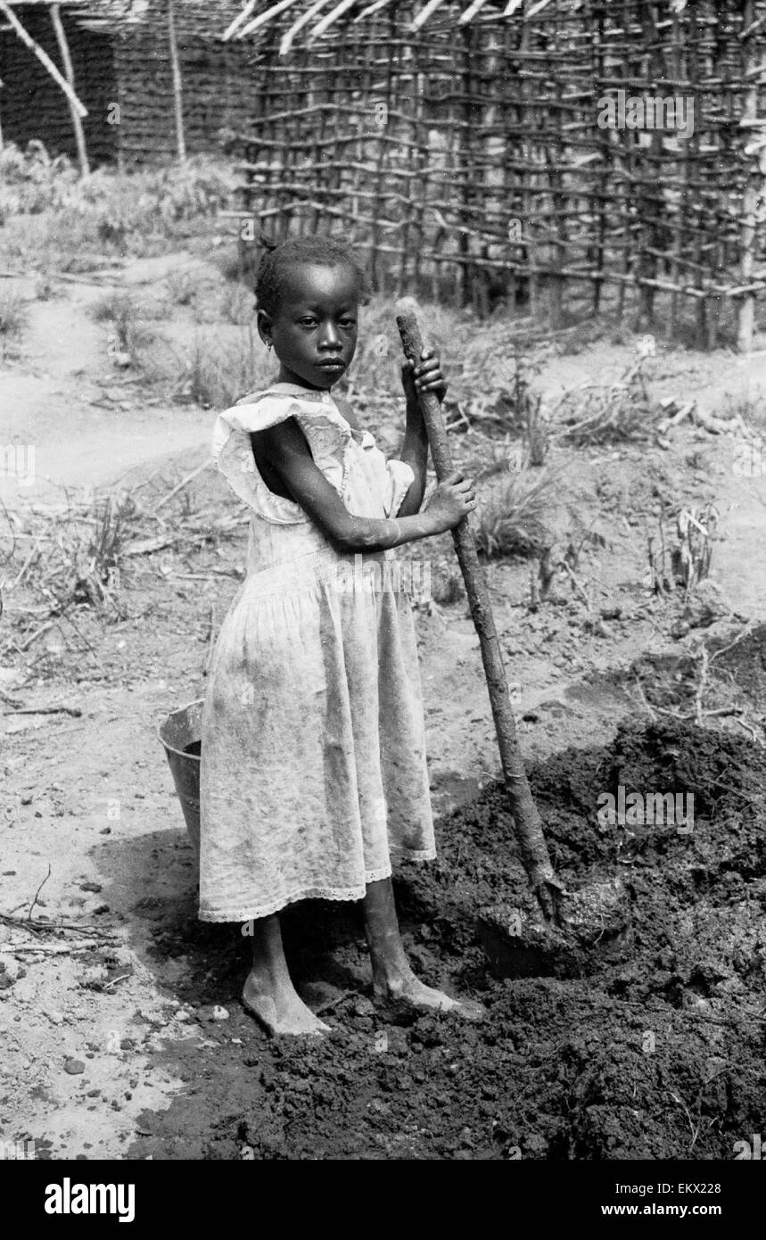 Ragazza giovane la preparazione di fango per fare mattoni di Kenema Sierra Leone 1993 Foto Stock