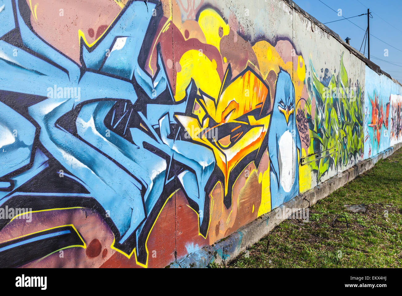 San Pietroburgo, Russia - Aprile 6, 2015: coloratissimo graffito con modelli caotici e di elementi di testo sopra il vecchio cemento grigio garag Foto Stock