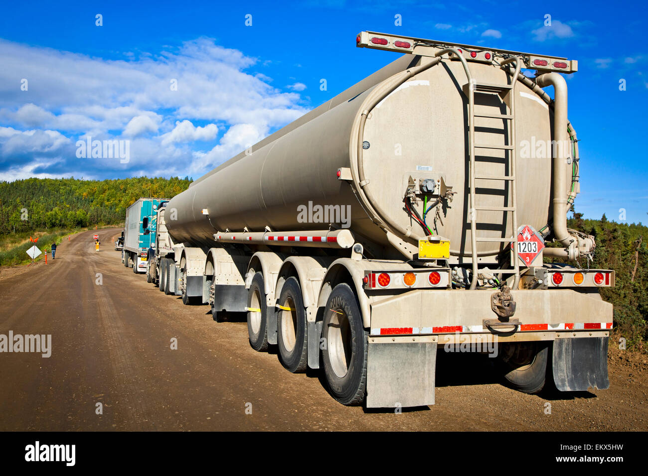 Semi carrello con il serbatoio in direzione nord sulla Dalton Highway, Arctic Alaska, estate Foto Stock