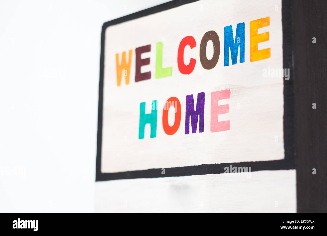 Benvenuti HOME REGISTRATI su legno - lettere colorate Foto Stock