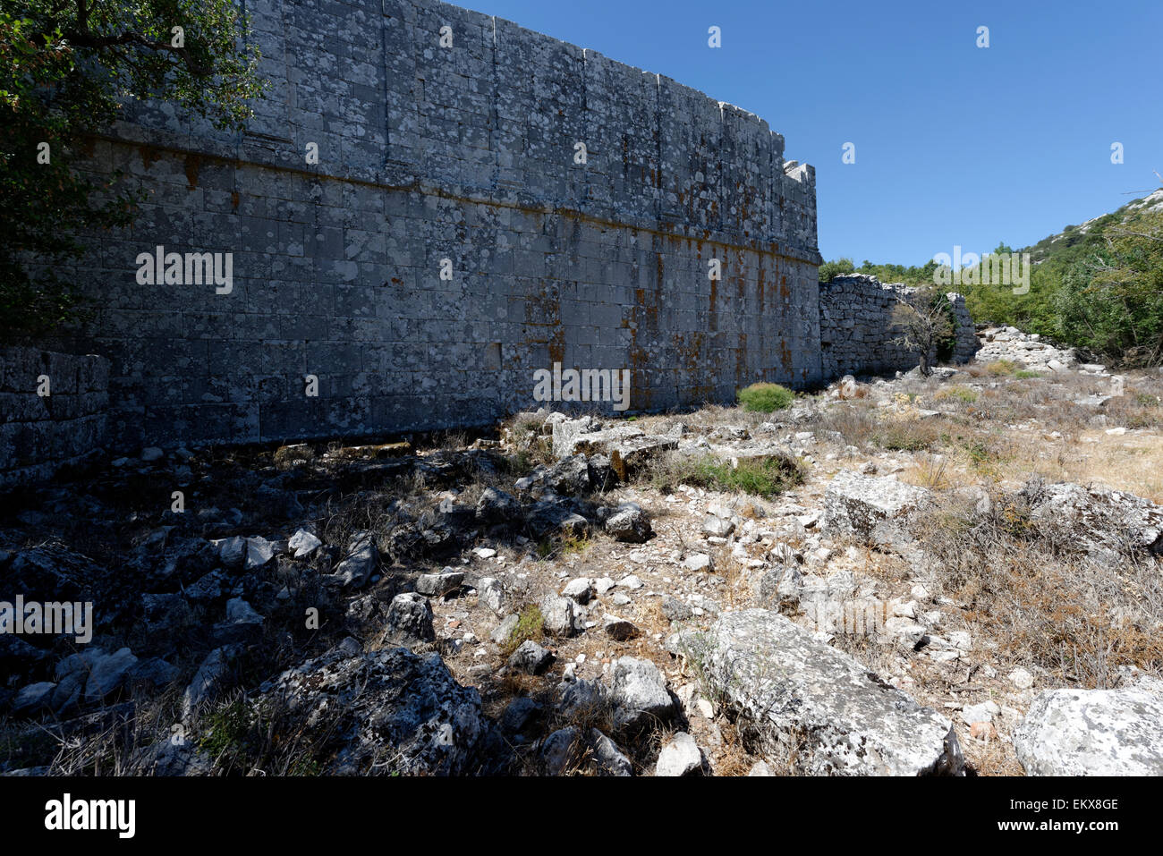 Il nord della parete esterna del I secolo A.C. Bouleuterion o Odeon che sorge a 10 metri. Termessos, nella Turchia meridionale. Parte superiore Foto Stock