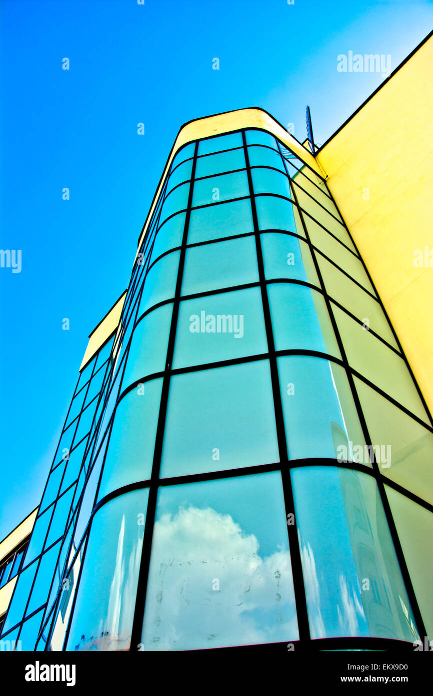 Edificio moderno con finestre in vetro riflettente Foto Stock