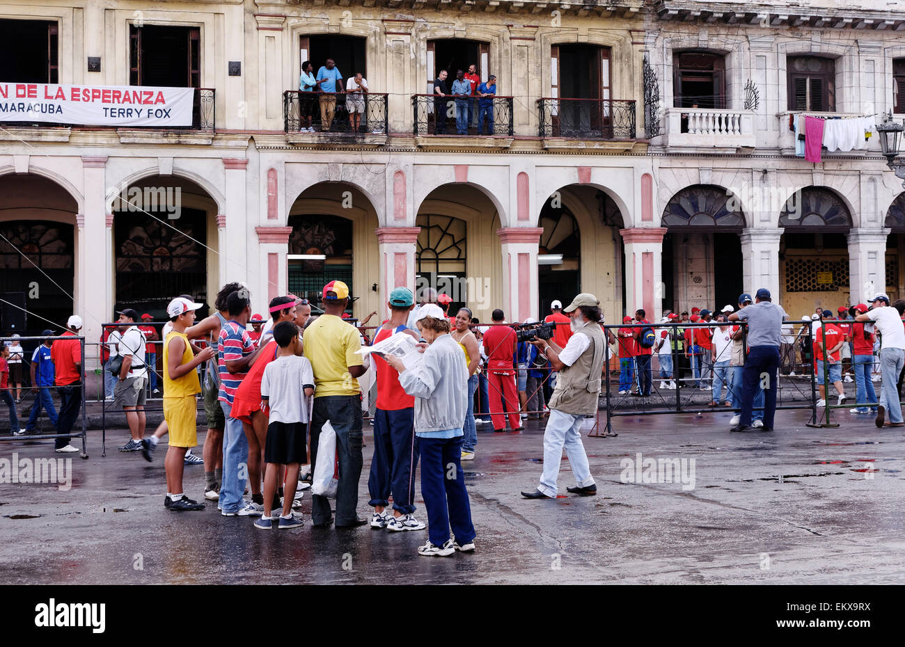 Gruppi di persone dopo la maratona di Avana fuori curve archi e balconi stratificata della classica architettura spagnola Foto Stock