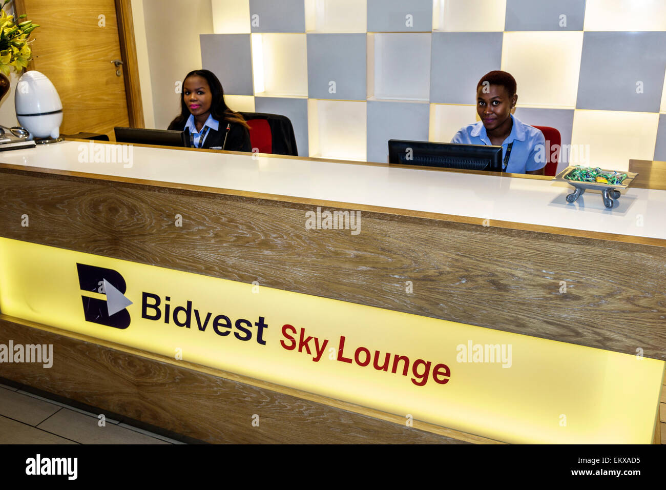 Johannesburg Sud Africa, O. Aeroporto Internazionale R. Tambo, interno, terminal, cancello, Bidvest Sky Lounge, check-in alla reception prenotazione Foto Stock