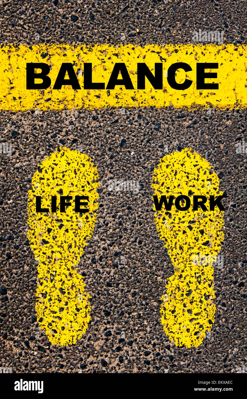La vita di lavoro messaggio di equilibrio. Immagine concettuale con vernice gialla orme sulla strada di fronte la linea orizzontale su asfalto Foto Stock