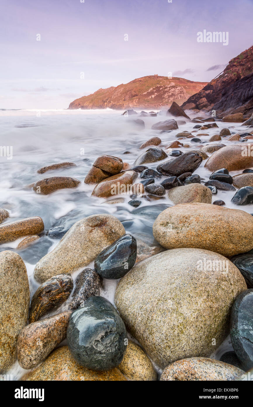 Porth ledden ciottoli in Cornwall Inghilterra England Regno Unito. Splendida posizione sulla costa sud-ovest Foto Stock