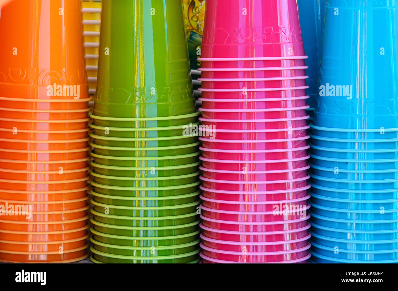 Colorato con bicchieri di plastica sovrapposti ad una limonata stand presso il Blue Hill Fair, Maine. Foto Stock