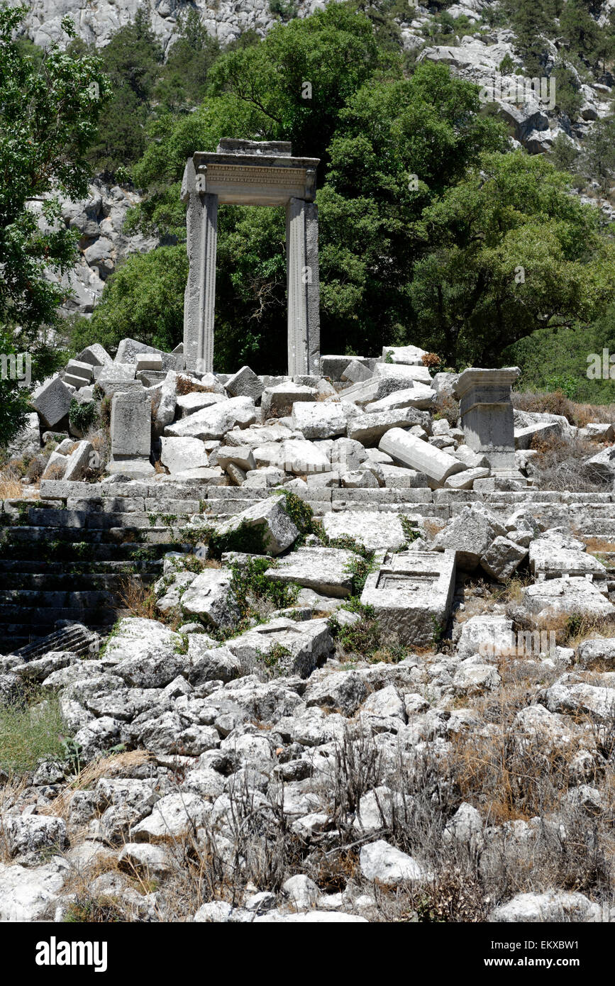 Vista del Propylon e Tempio di Artemide e Adriano con il suo portale permanente. Termessos, Turchia. Foto Stock