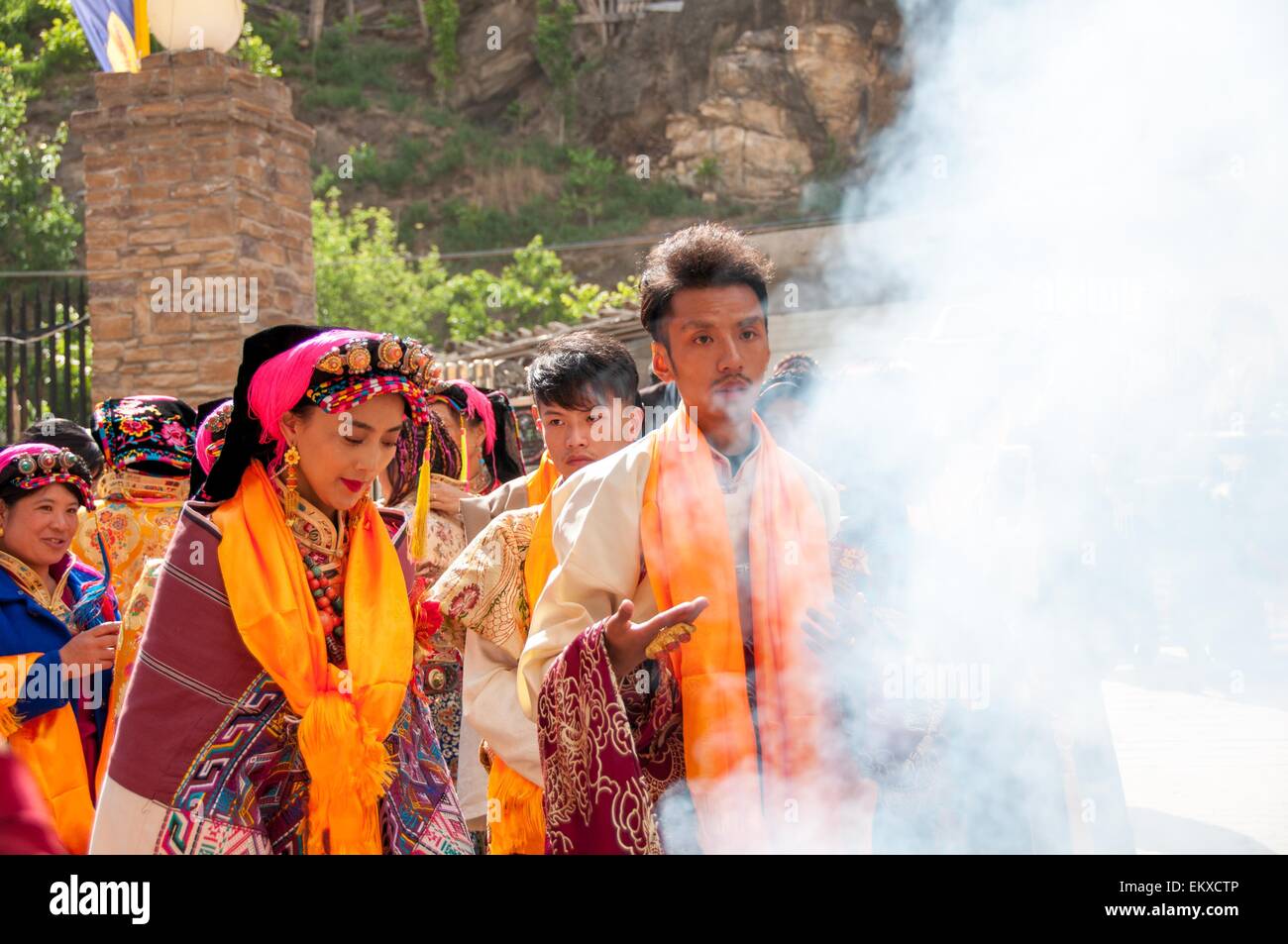 Dianba, cinese della provincia di Sichuan. Xi Apr, 2015. Dawa Zhoema (L) e Phuntsok (R) sono visibili presso la loro cerimonia di nozze nella contea di Dianba, a sud-ovest della Cina di provincia di Sichuan, Aprile 11, 2015. Dawa Zhoema e suo marito Phuntsok, entrambi i Tibetani nati negli anni ottanta, hanno tenuto la loro cerimonia di matrimonio in un modo tradizionale di sabato scorso. La cerimonia di nozze ha attirato un sacco di attenzione come alcuni di loro le foto di moda erano largamente apprezzato e condiviso su varie reti sociali recentemente in Cina. © Wang Di/Xinhua/Alamy Live News Foto Stock