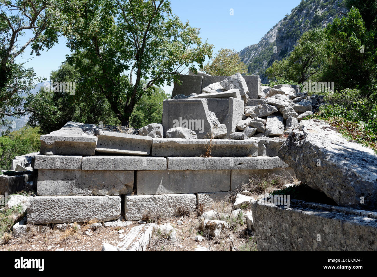In frantumi sarcofagi e tombe della necropoli settentrionale. Termessos, nella Turchia meridionale. Foto Stock