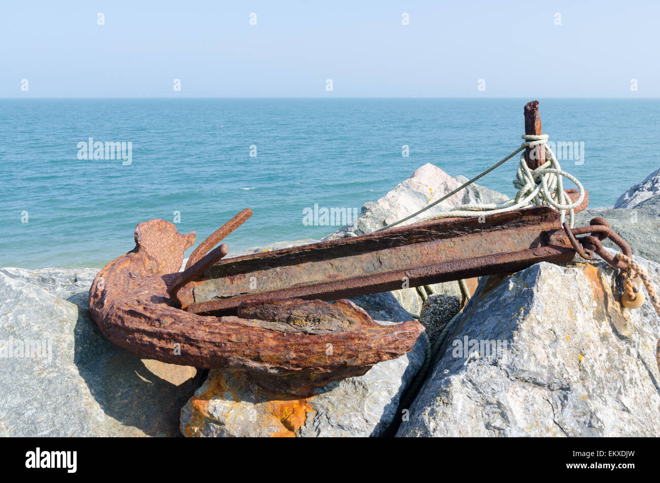 Vecchio arrugginito seduta di ancoraggio sulle rocce a Beesands in Devon Foto Stock