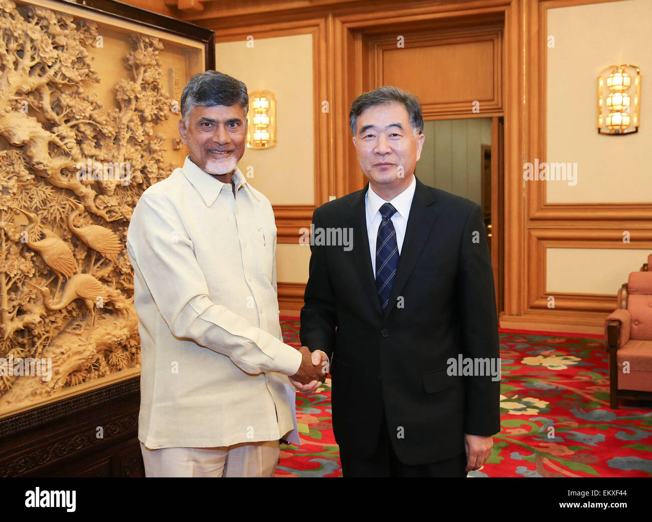 Pechino, Cina. Xiii Apr, 2015. Chinese Vice Premier Wang Yang (R) soddisfa con Nara Chandrababu Naidu, Chief Minister di Andhra Pradesh e presidente di Telugu Desam Party (TDP), a Pechino, capitale della Cina, 13 aprile 2015. © Ding Lin/Xinhua/Alamy Live News Foto Stock