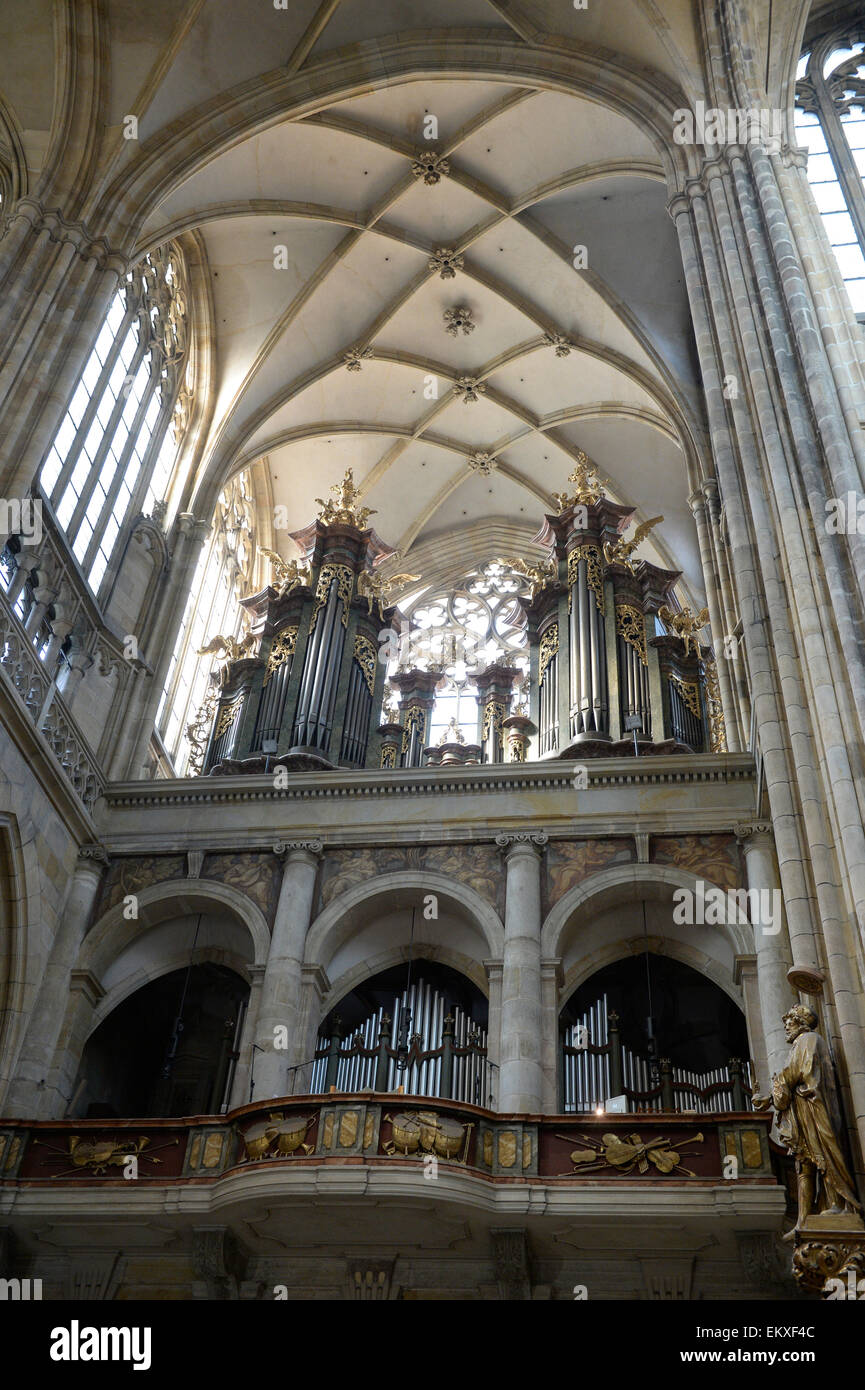 Praga, Repubblica Ceca. Decimo Apr, 2015. Un organo nella Cattedrale di San Vito a Praga, Repubblica ceca, 10 aprile 2015. © Michal Krumphanzl/CTK foto/Alamy Live News Foto Stock