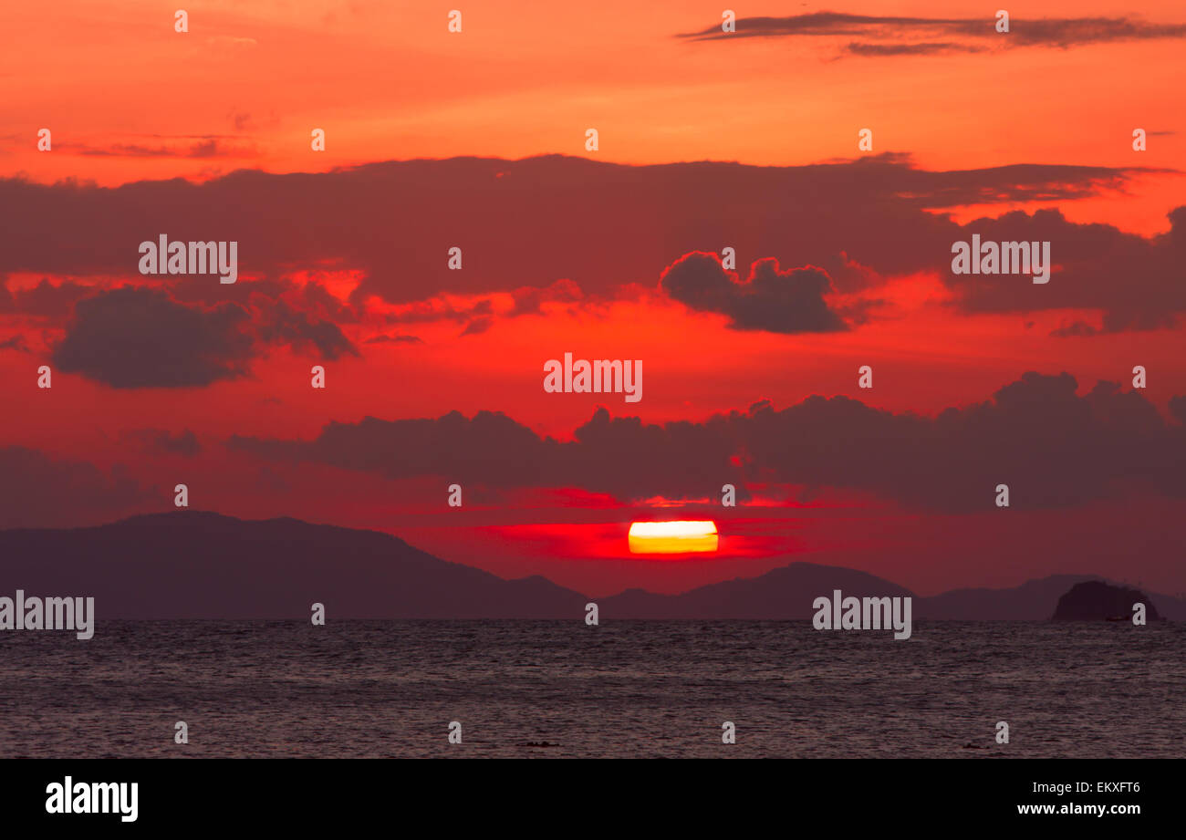 Rosso tramonto e mare Foto Stock